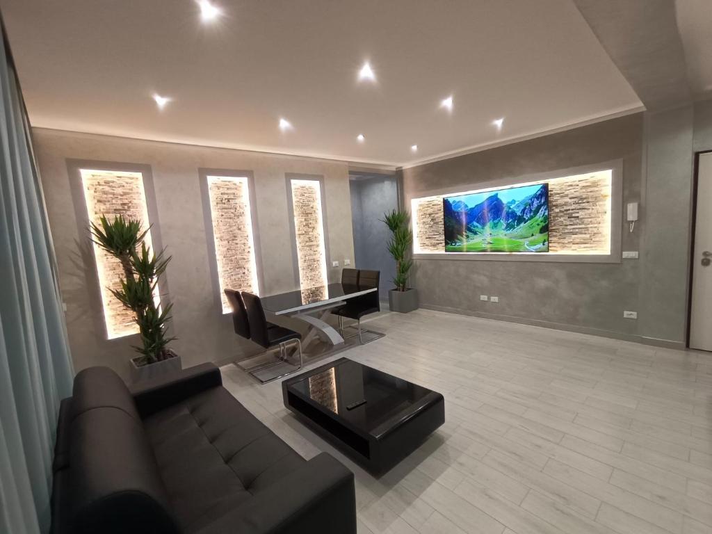 salon z kanapą i stołem w obiekcie Residence Deamarina w mieście Marina di Massa