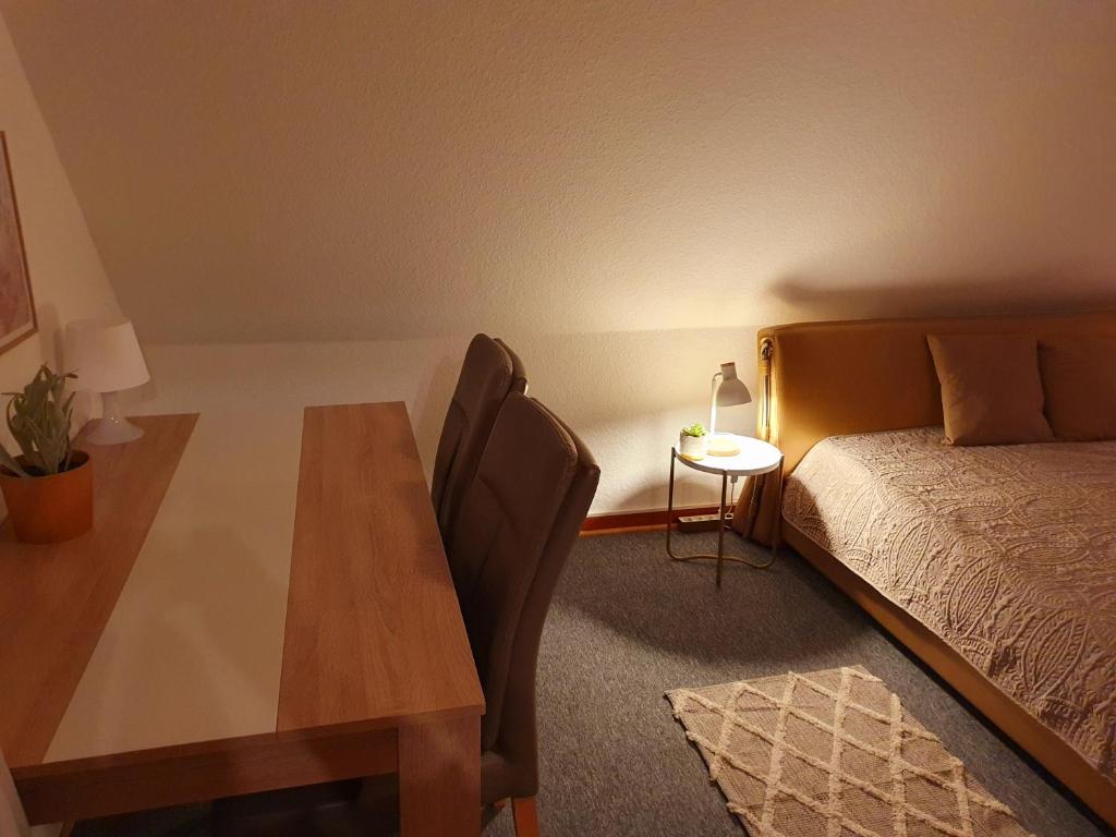 a bedroom with a dining table and a bed at Schöne Doppelzimmer in Rheine