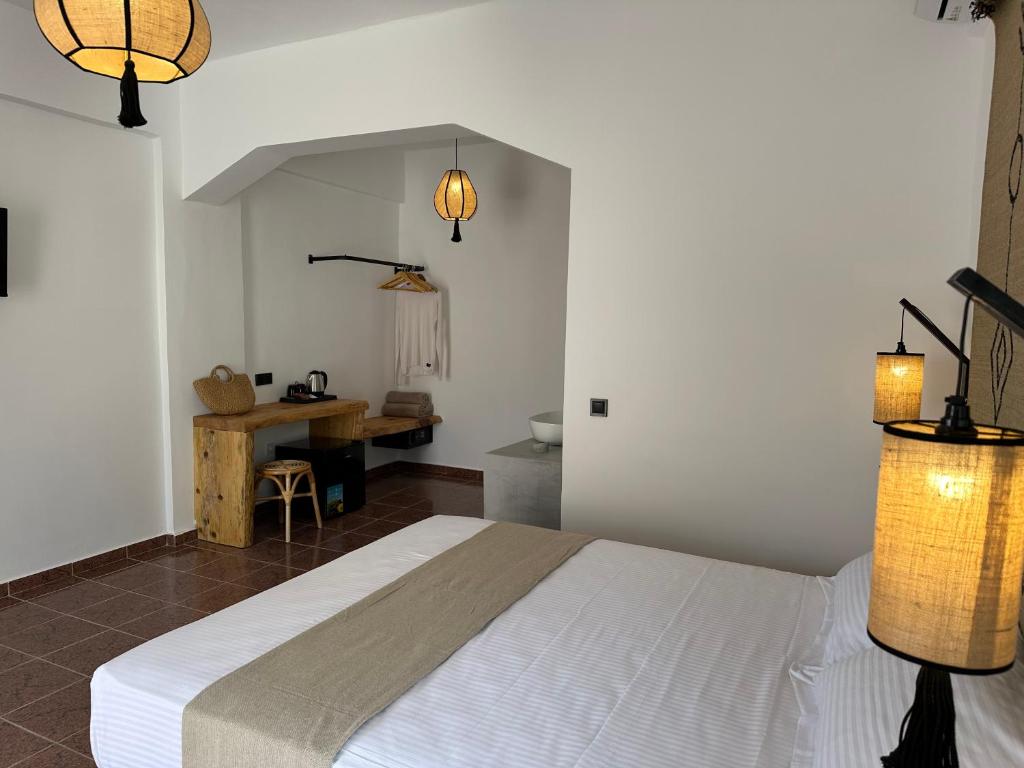Łóżko lub łóżka w pokoju w obiekcie Armeno Resort