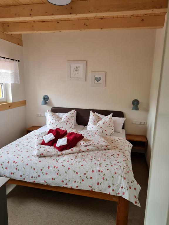 Postel nebo postele na pokoji v ubytování Familien- und Apartmenthotel Lerchenberghof