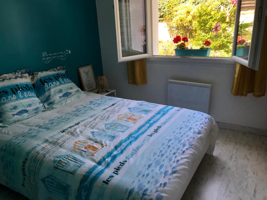 - une chambre avec un lit avec un mur bleu et 2 fenêtres dans l'établissement La chambre bleue, à Jard-sur-Mer