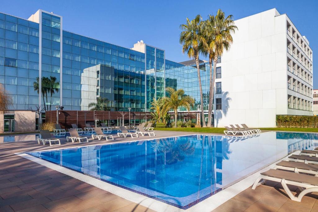 una piscina frente a un edificio en Hotel SB BCN Events 4* Sup, en Castelldefels