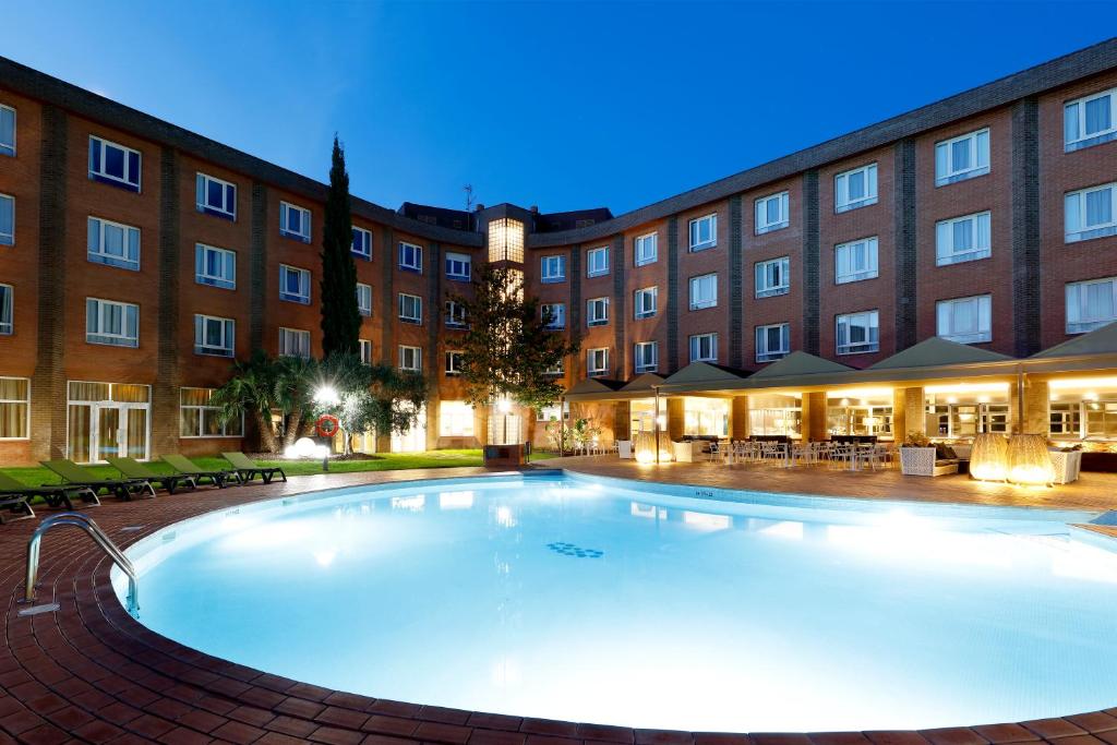 uma grande piscina em frente a um edifício em Hotel SB Corona Tortosa em Tortosa