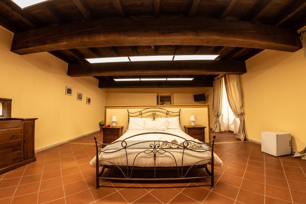 una camera con un grande letto di Dimore Candriano - Irpinia a Torella deʼ Lombardi