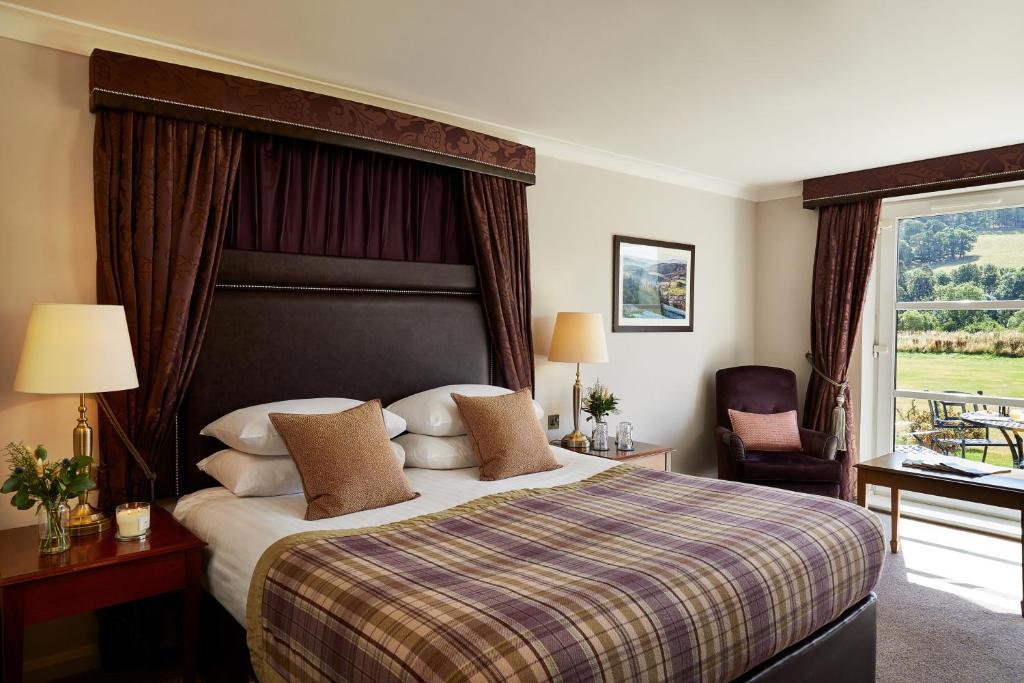 Postel nebo postele na pokoji v ubytování Macdonald Cardrona Hotel, Golf & Spa