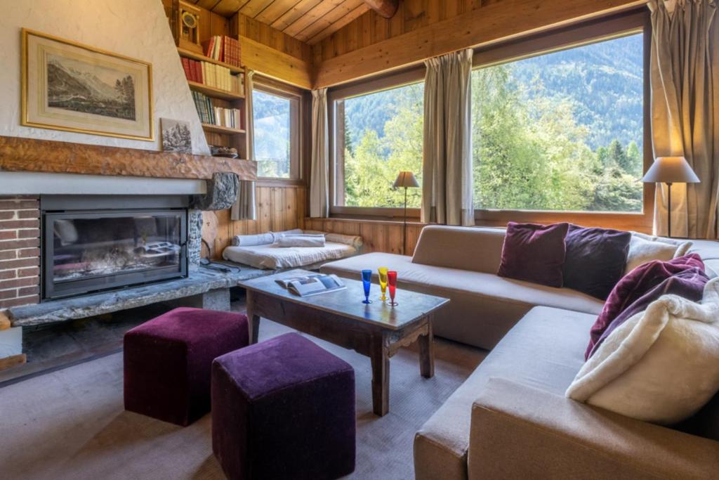 un salon avec un canapé et une cheminée dans l'établissement Chalet de l'aiguille with view on Mont Blanc, à Chamonix-Mont-Blanc