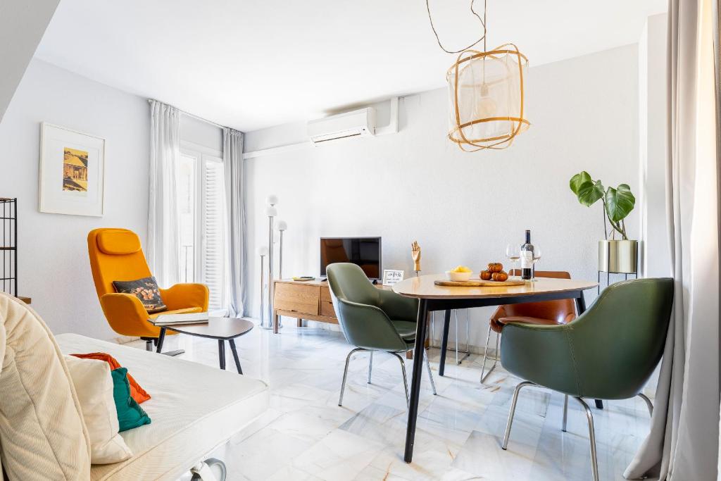 a living room with a table and chairs at La casa de Jacobo in Seville
