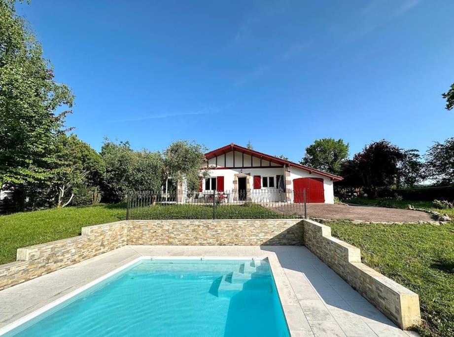 une piscine devant une maison dans l'établissement Maison avec piscine, à Caro