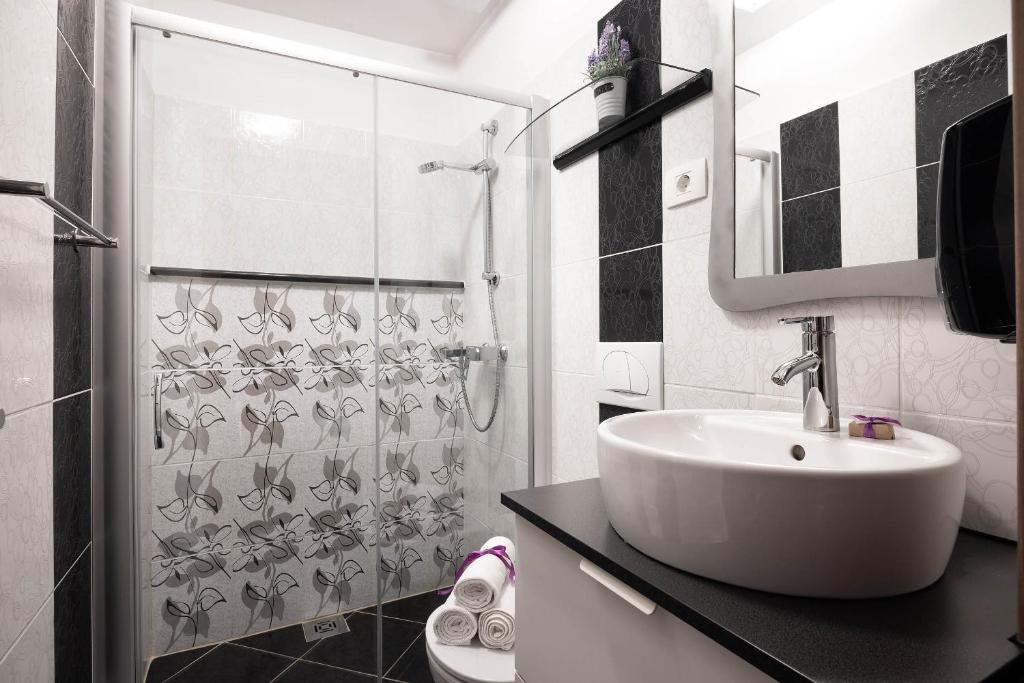 Koupelna v ubytování TouristFarm - apartments "RED FAIRYTALE"