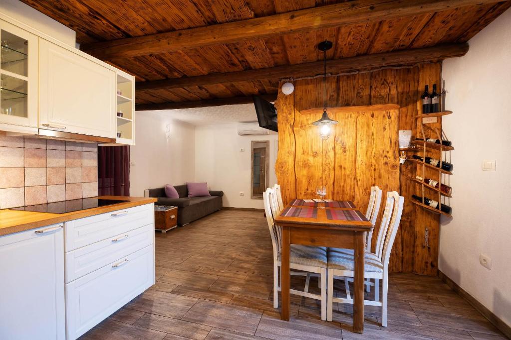 Kuchyň nebo kuchyňský kout v ubytování TouristFarm - apartments "RED FAIRYTALE"
