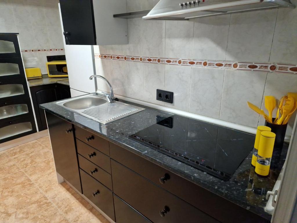 Kuchyň nebo kuchyňský kout v ubytování Falcon Beach Apartment