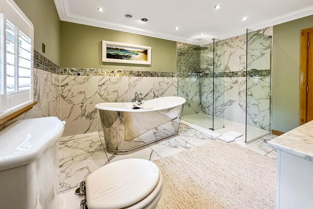 een badkamer met een toilet, een wastafel en een douche bij Skyfall Glencoe at Creag an-t Sionnaich in Glencoe