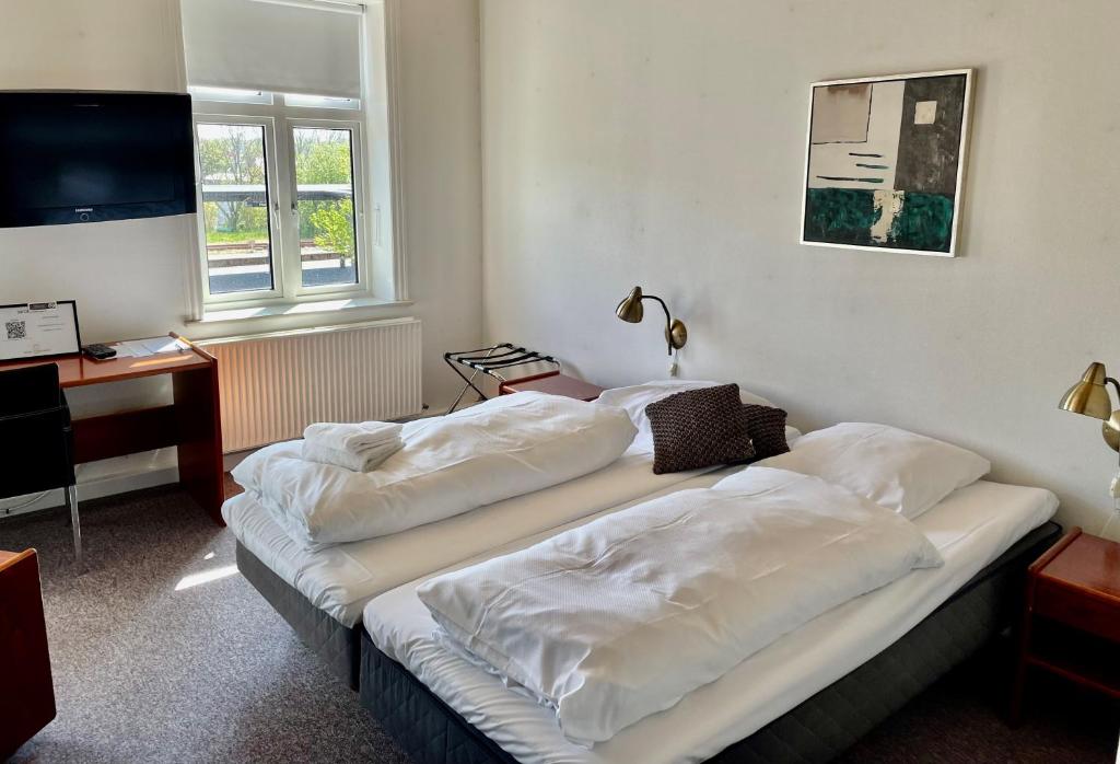 Postel nebo postele na pokoji v ubytování Hotel Thinggaard