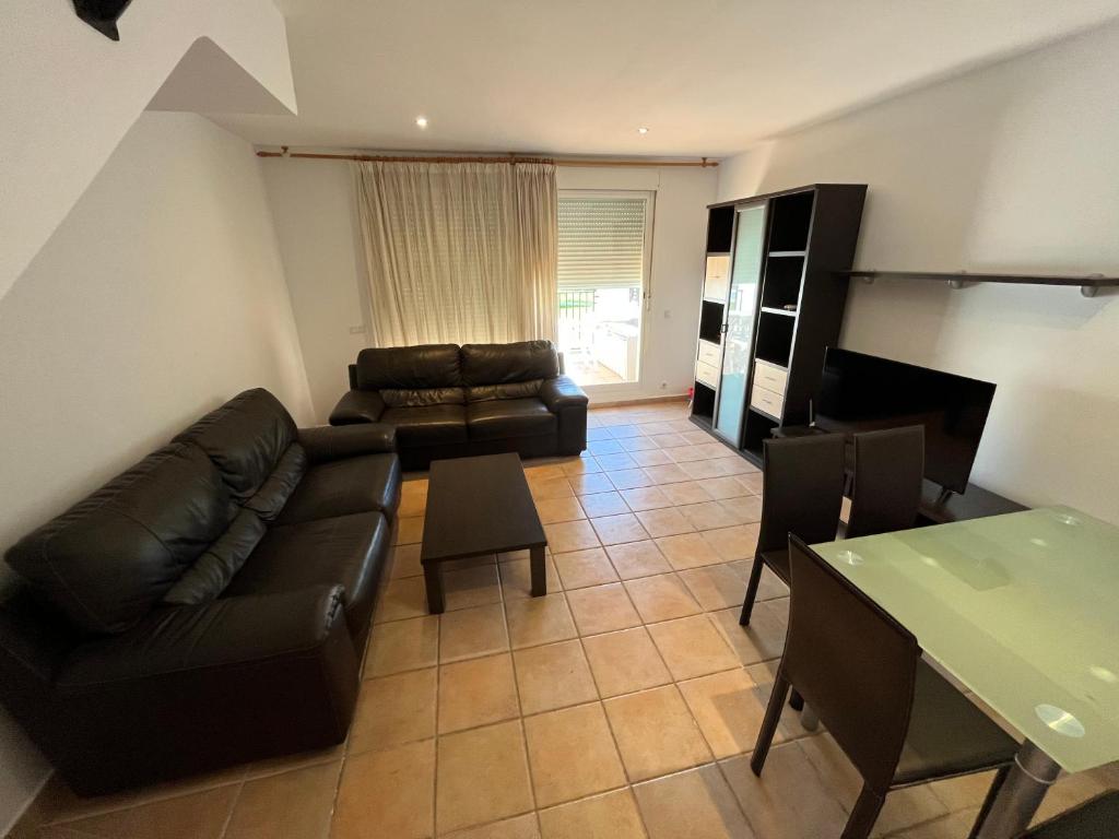A seating area at Adosados Palm Beach Altamar