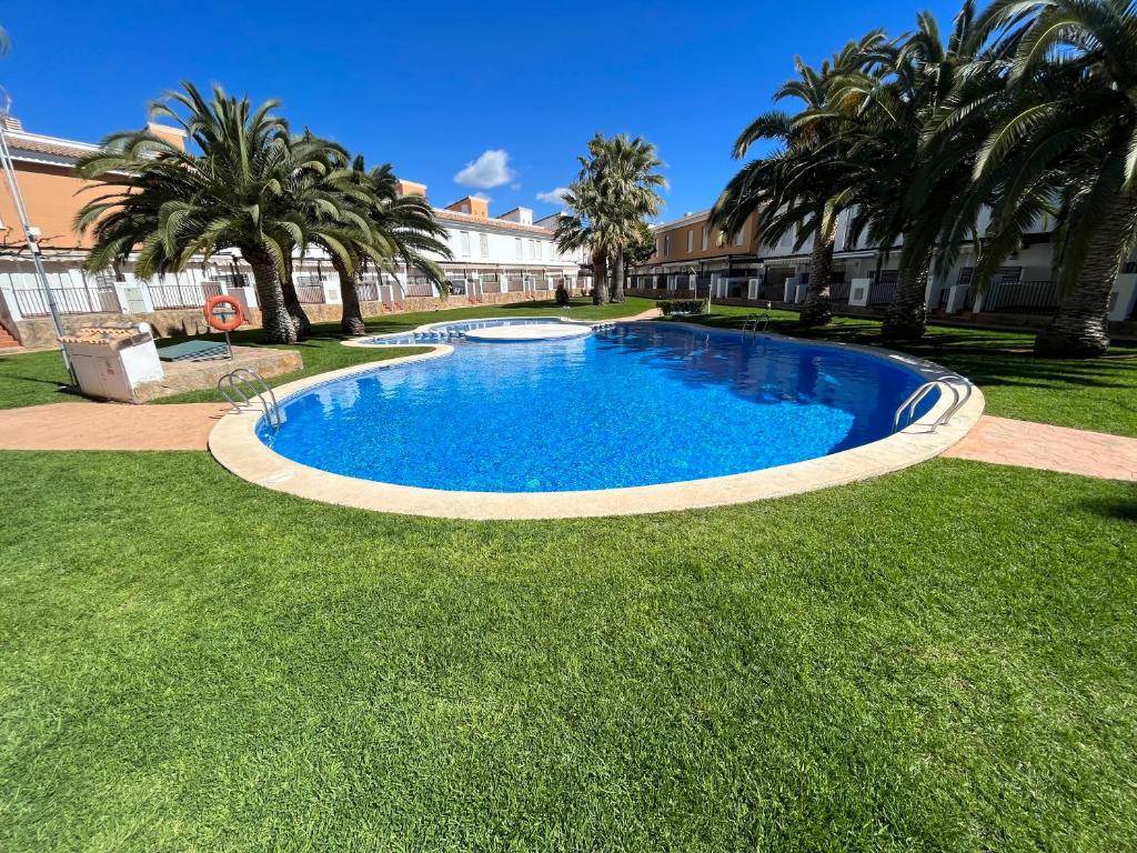The swimming pool at or close to Adosados Palm Beach Altamar