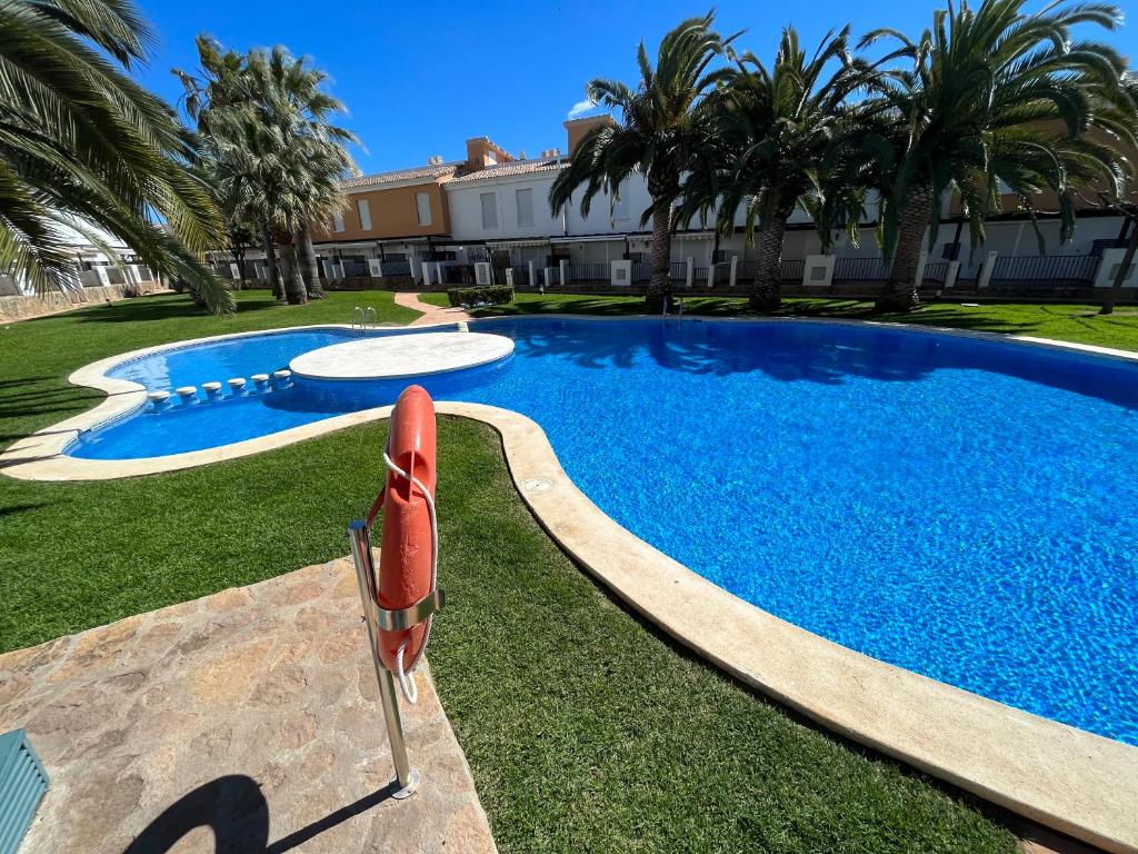 The swimming pool at or close to Adosados Palm Beach Altamar