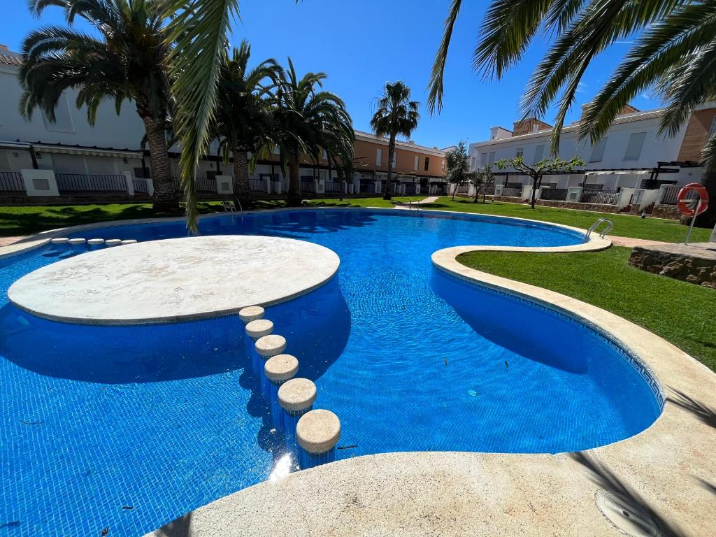 The swimming pool at or close to Adosados Palm Beach Altamar