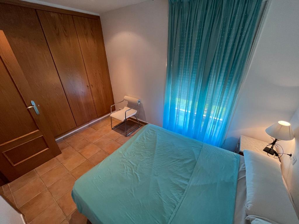 A bed or beds in a room at Adosados Palm Beach Altamar