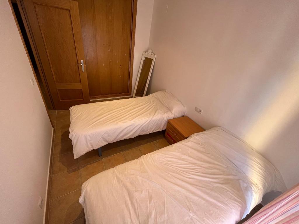 A bed or beds in a room at Adosados Palm Beach Altamar