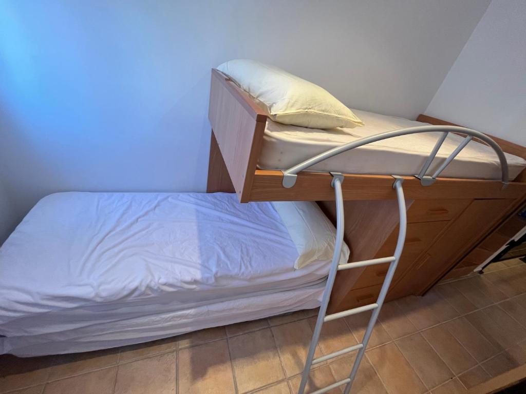 A bed or beds in a room at Adosados Palm Beach Altamar