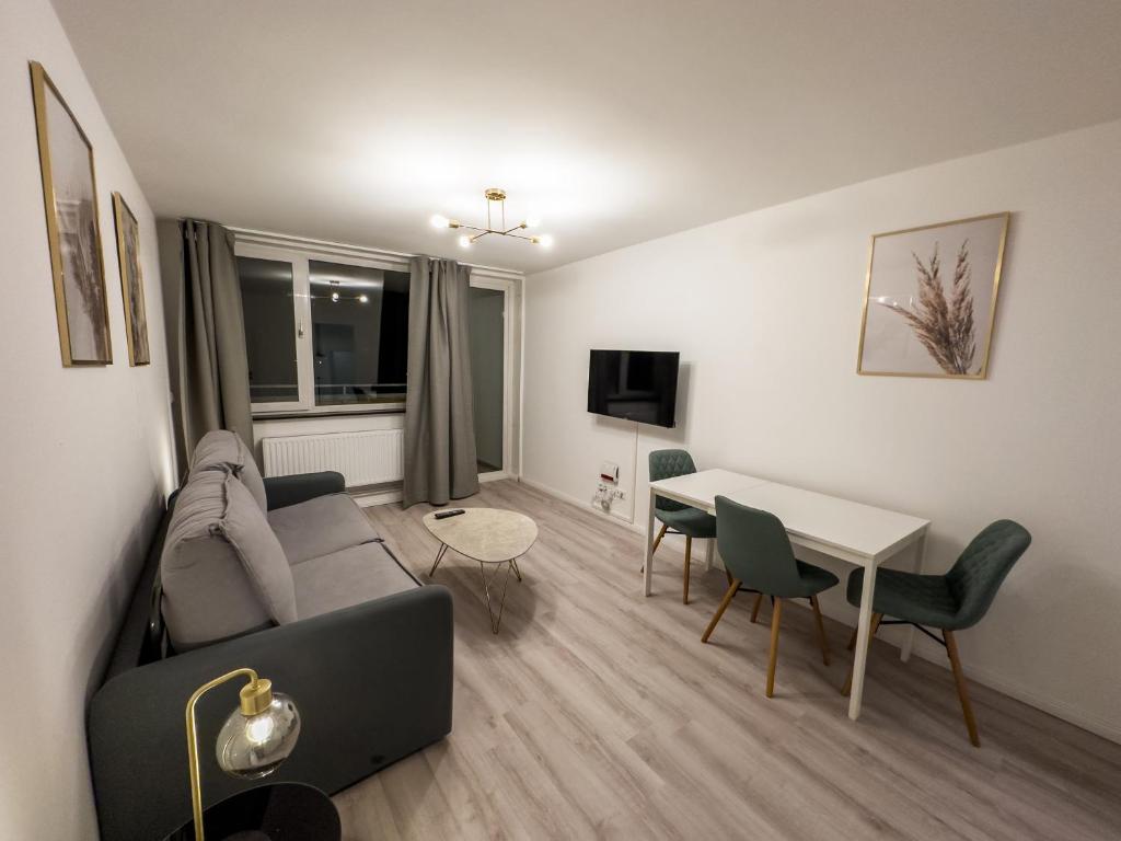 salon z kanapą i stołem w obiekcie Messe-Apartment für 5 Gäste mit Balkon und Lift w Hanowerze
