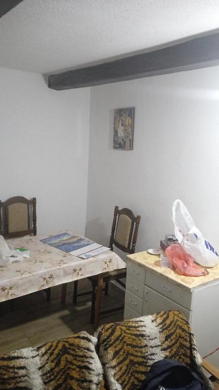 Habitación con 2 mesas, mesa y sillas en Jelena en Pluzine