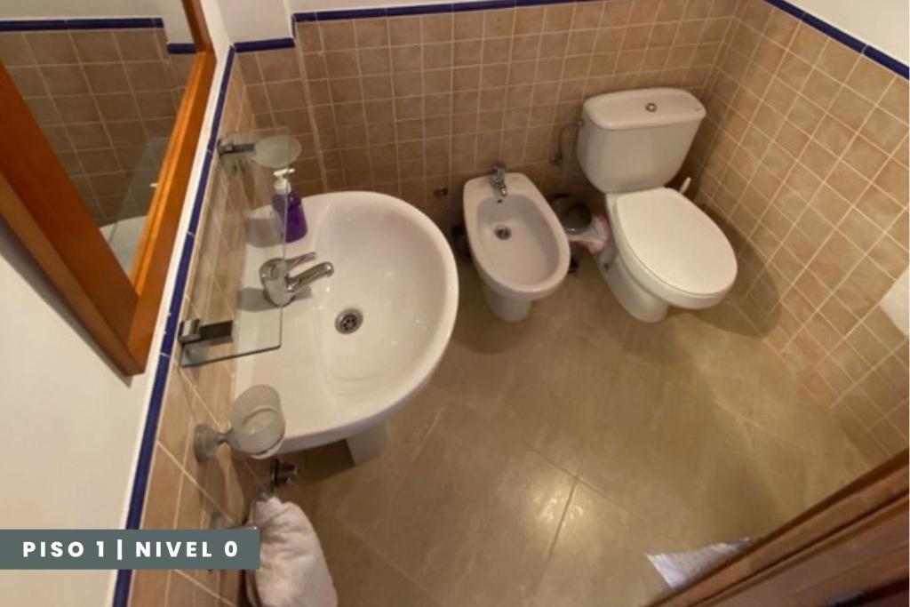 Kúpeľňa v ubytovaní Pisos Baza, Tres apartmentos en Baza Central