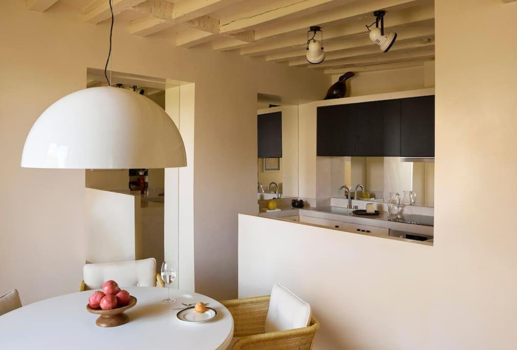 a kitchen with a table with a bowl of fruit on it at Casa Josephine Riofrío - retiro a 1 h de Madrid in La Losa