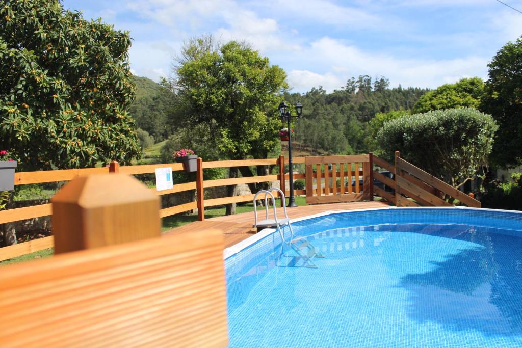 une petite piscine avec une clôture en bois dans l'établissement Casa do Paço, à Monção