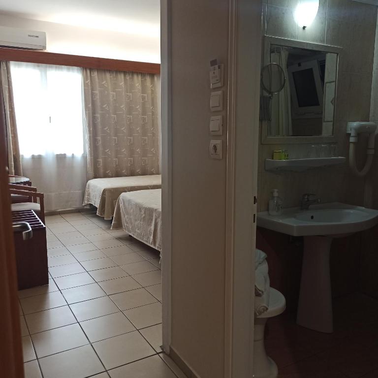 Postel nebo postele na pokoji v ubytování Hotel Solomou Athens