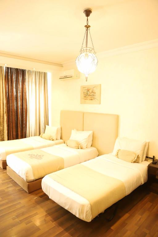 Postel nebo postele na pokoji v ubytování Royal Garden Hotel