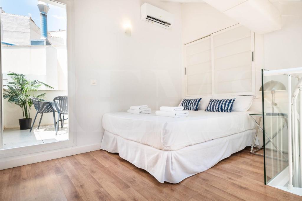 Posteľ alebo postele v izbe v ubytovaní Loft Duplex with private terrace - Historic Center by REMS