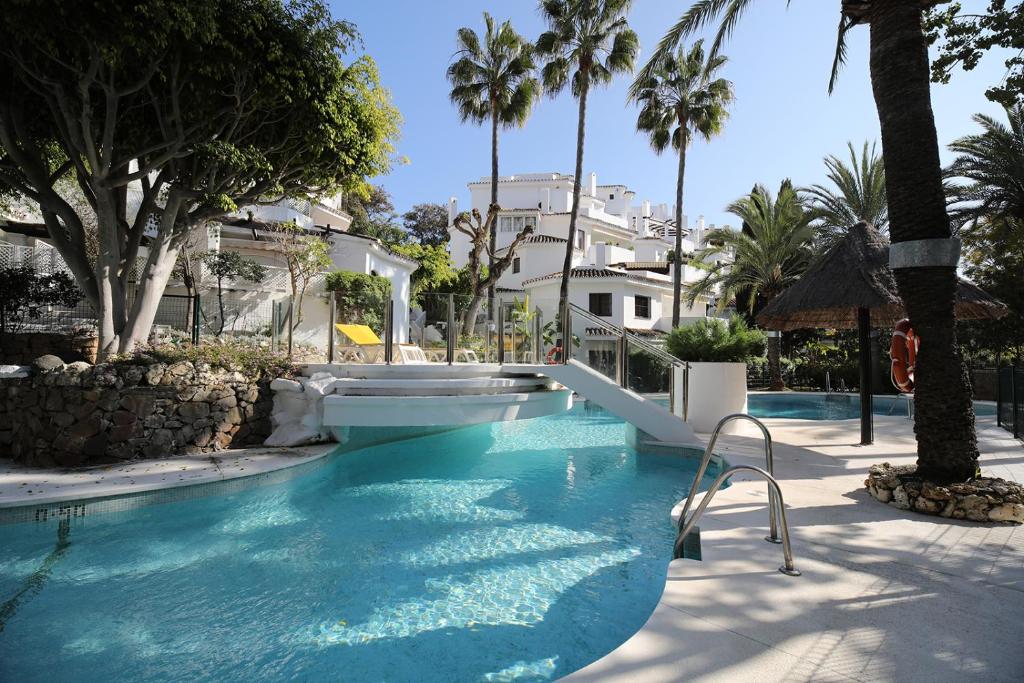 Golden Beach Holiday Home - Private Jacuzzi, 4 Swimming Pools & Direct Access to the Beach