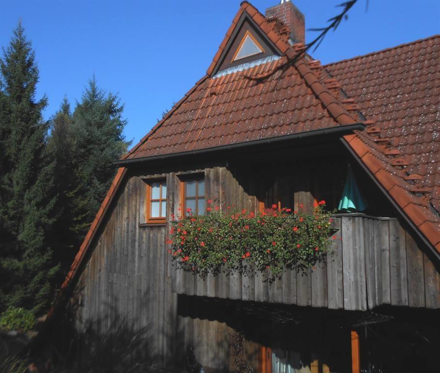 una casa con una ventana con una caja de flores. en Heidhöhe, Ferienwohnung, en Jesteburg