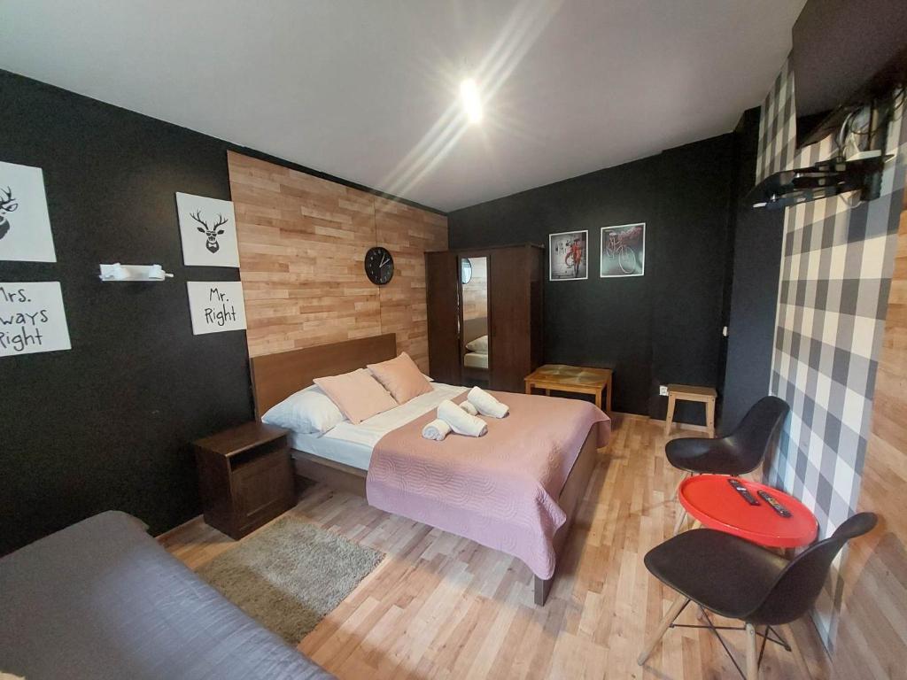 um quarto com uma cama e uma cadeira em Funky garage studio em Gdansk