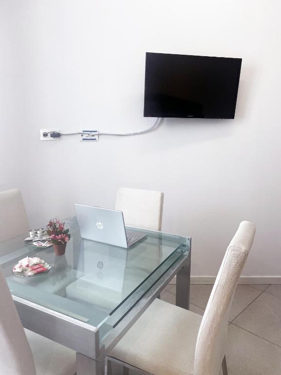 Televízia a/alebo spoločenská miestnosť v ubytovaní Canary Dream Studio