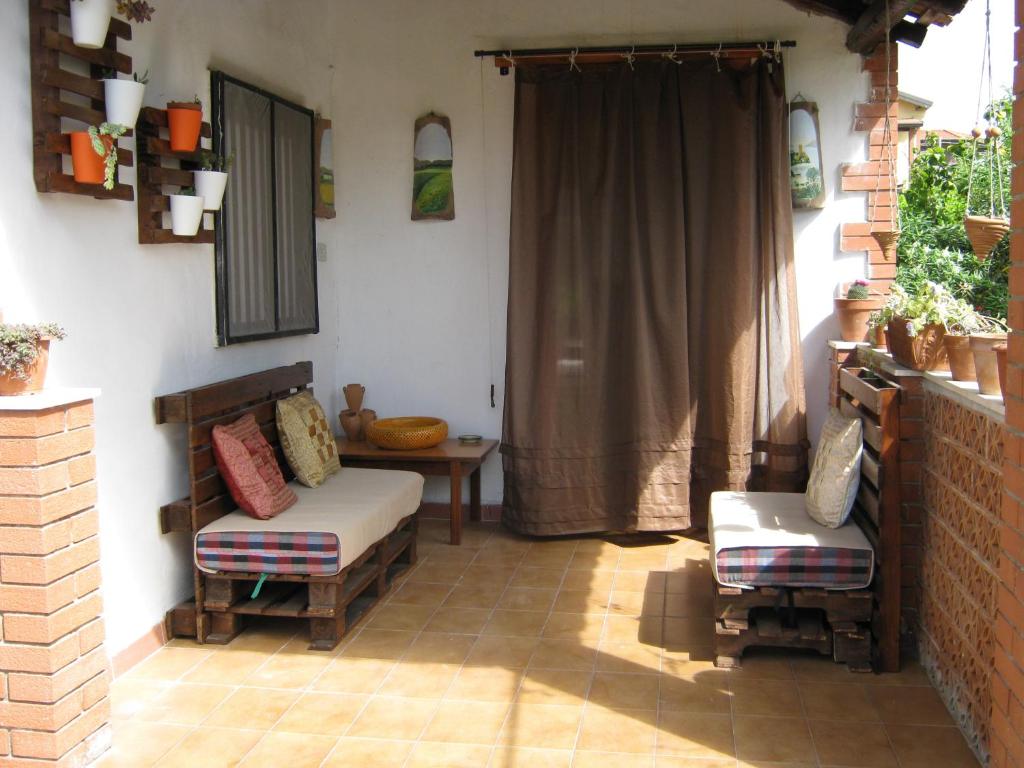 アニョーネ・バーニにあるVilla Fridaのリビングルーム(ソファ、椅子2脚付)