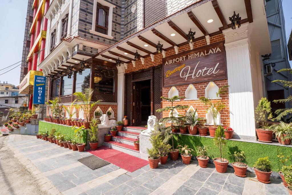 um edifício com vasos de plantas em frente a uma loja em Airport Himalaya Boutique Hotel em Catmandu