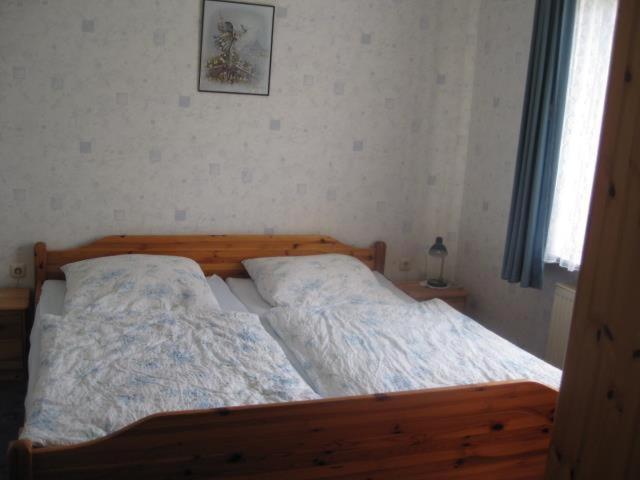 2 aparte bedden in een slaapkamer met een raam bij Ferienwohnung Hoppenstedt in Winsen