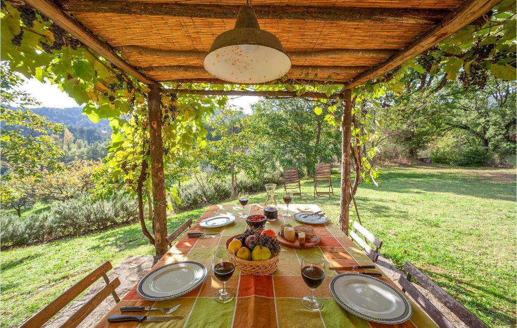 a table with plates of food and a basket of fruit at Il Colle in Galbino