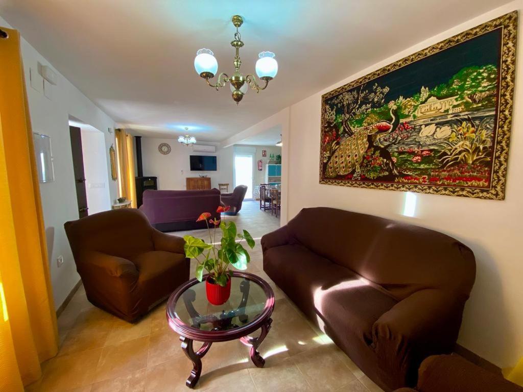 Sala de estar con 2 sofás y mesa en Casilla Soleá, en Carcabuey