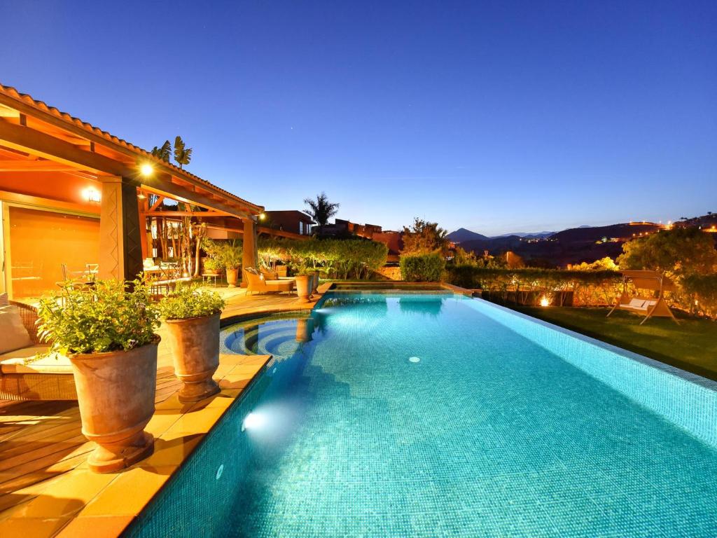 basen na podwórku domu w obiekcie Villa Lavanda by VillaGranCanaria w mieście Maspalomas