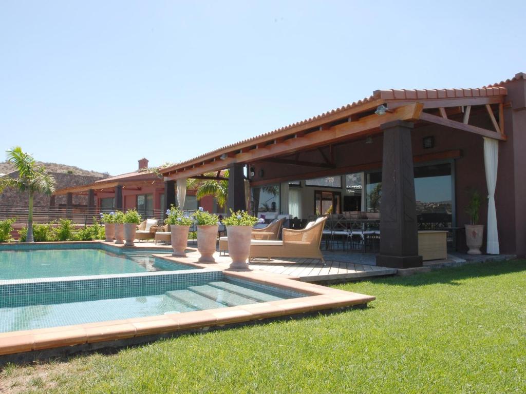 dom z basenem na podwórku w obiekcie Villa Lavanda by VillaGranCanaria w mieście Maspalomas