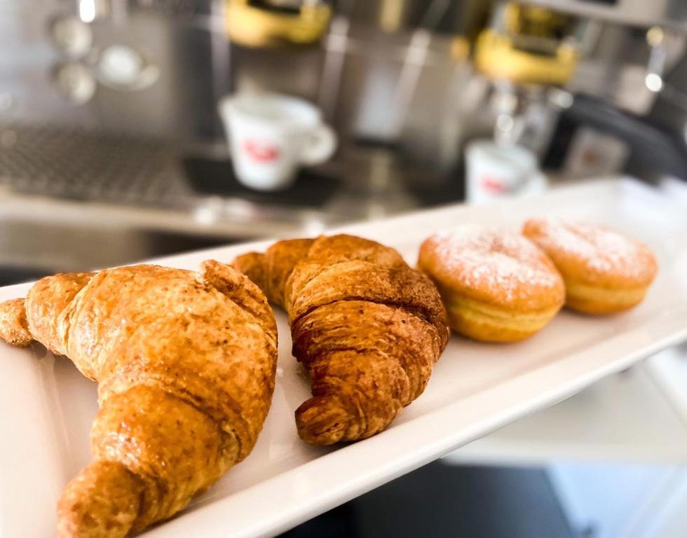 Una bandeja con croissants y donuts encima. en Hotel Valente, en Ortona