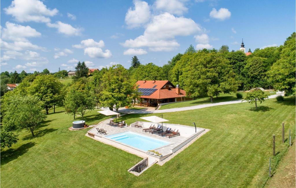 Výhled na bazén z ubytování Beautiful Home In Glina With Sauna nebo okolí