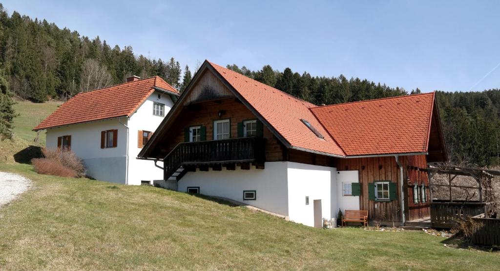 a house on the side of a hill at Ferienwohnungen Raczkowski in Birkfeld
