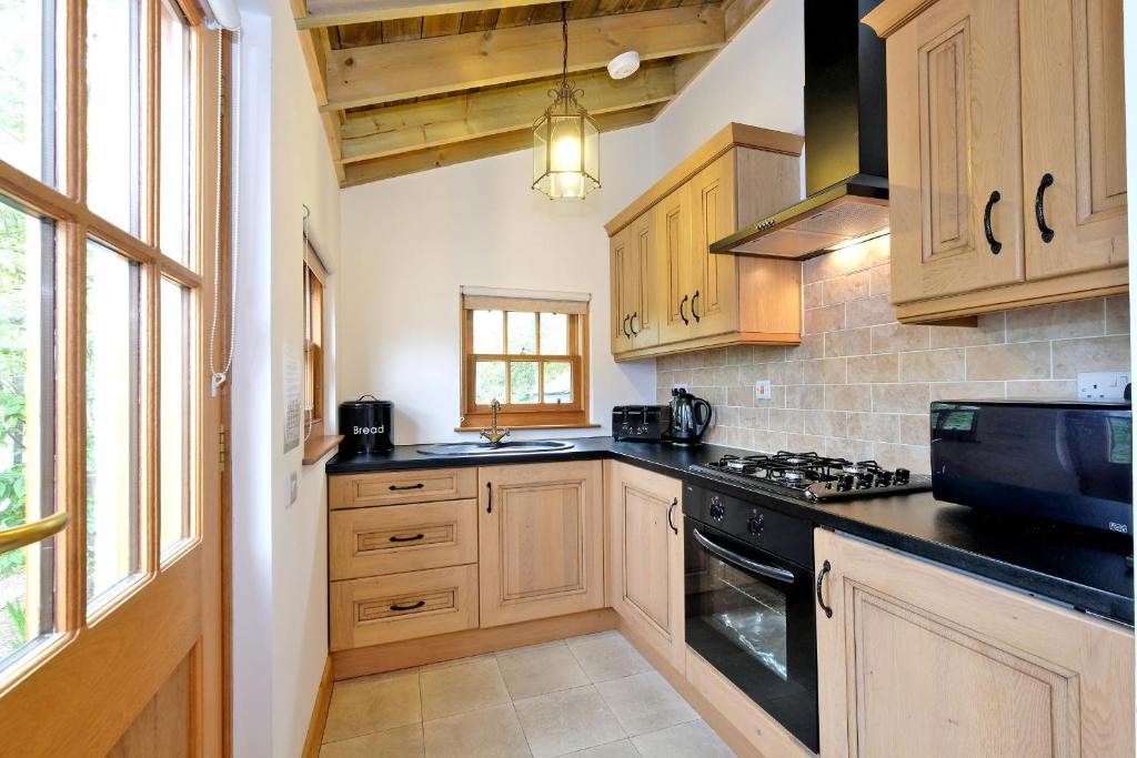 Kuchyň nebo kuchyňský kout v ubytování Entire unique tiny house - Moss Cabin