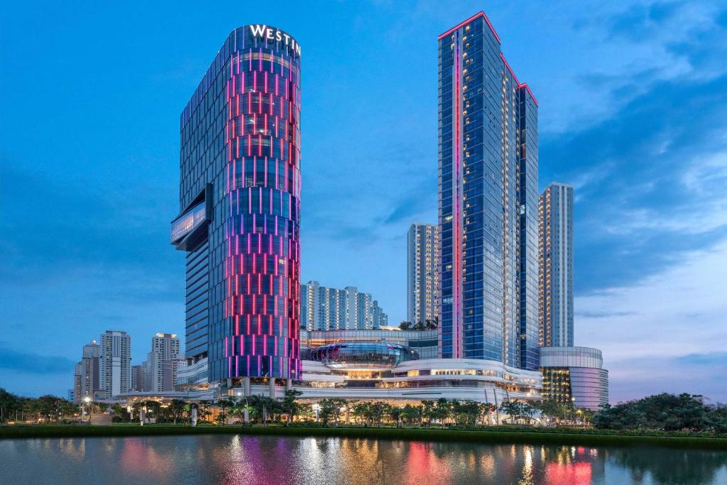 ein Bild einer Skyline der Stadt mit zwei hohen Gebäuden in der Unterkunft The Westin Surabaya in Surabaya