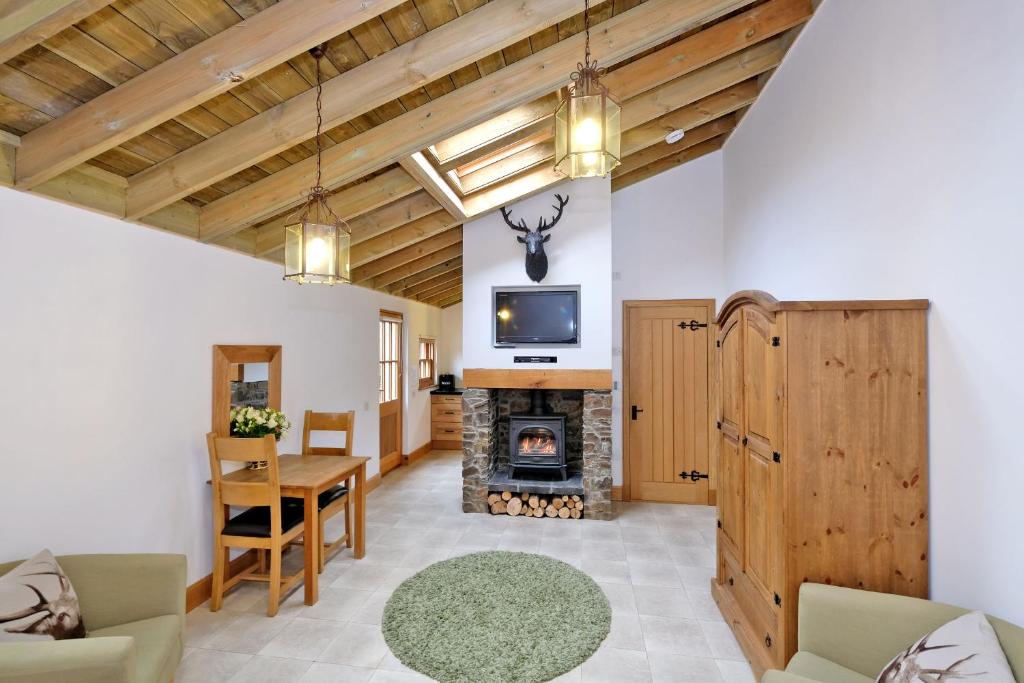 TV a/nebo společenská místnost v ubytování Entire unique tiny house - Moss Cabin