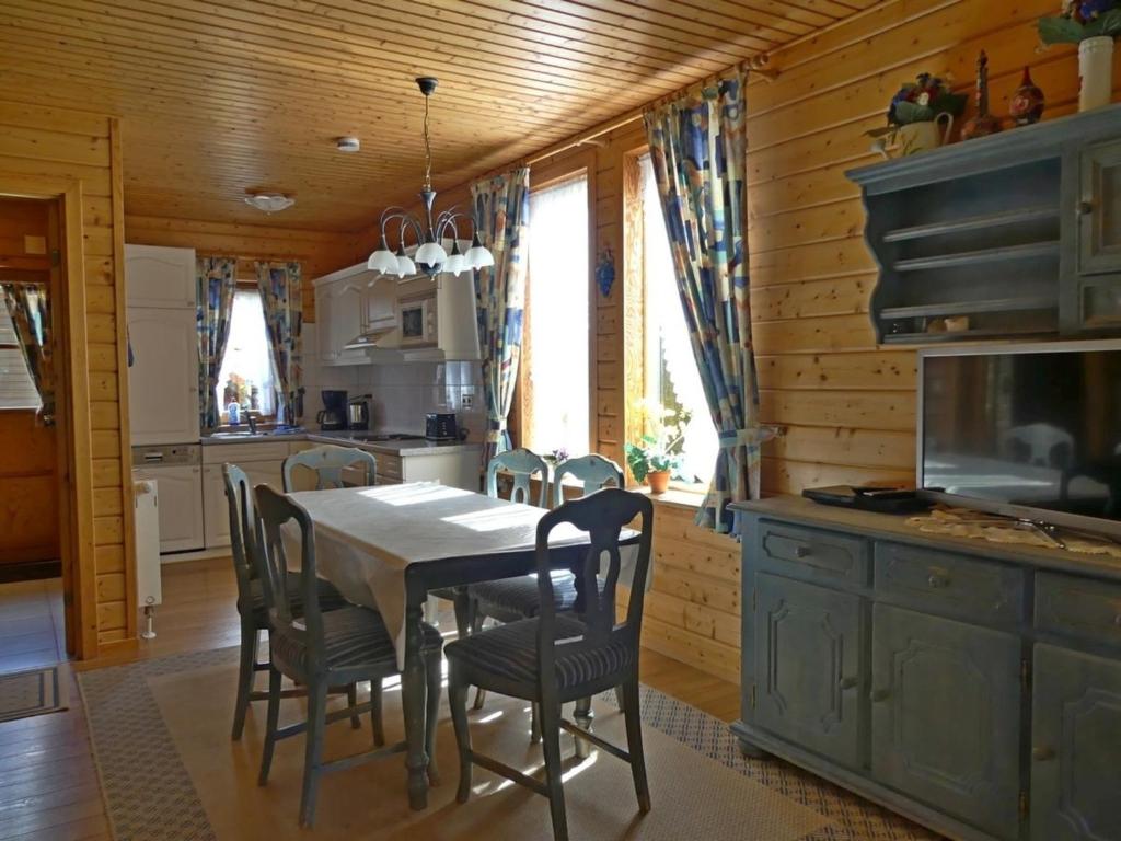 哈瑟尔费尔德Ferienhaus Nr 23, Typ A, Ferienanlage Blauvogel, Hasselfelde, Harz的厨房兼餐厅，配有桌椅